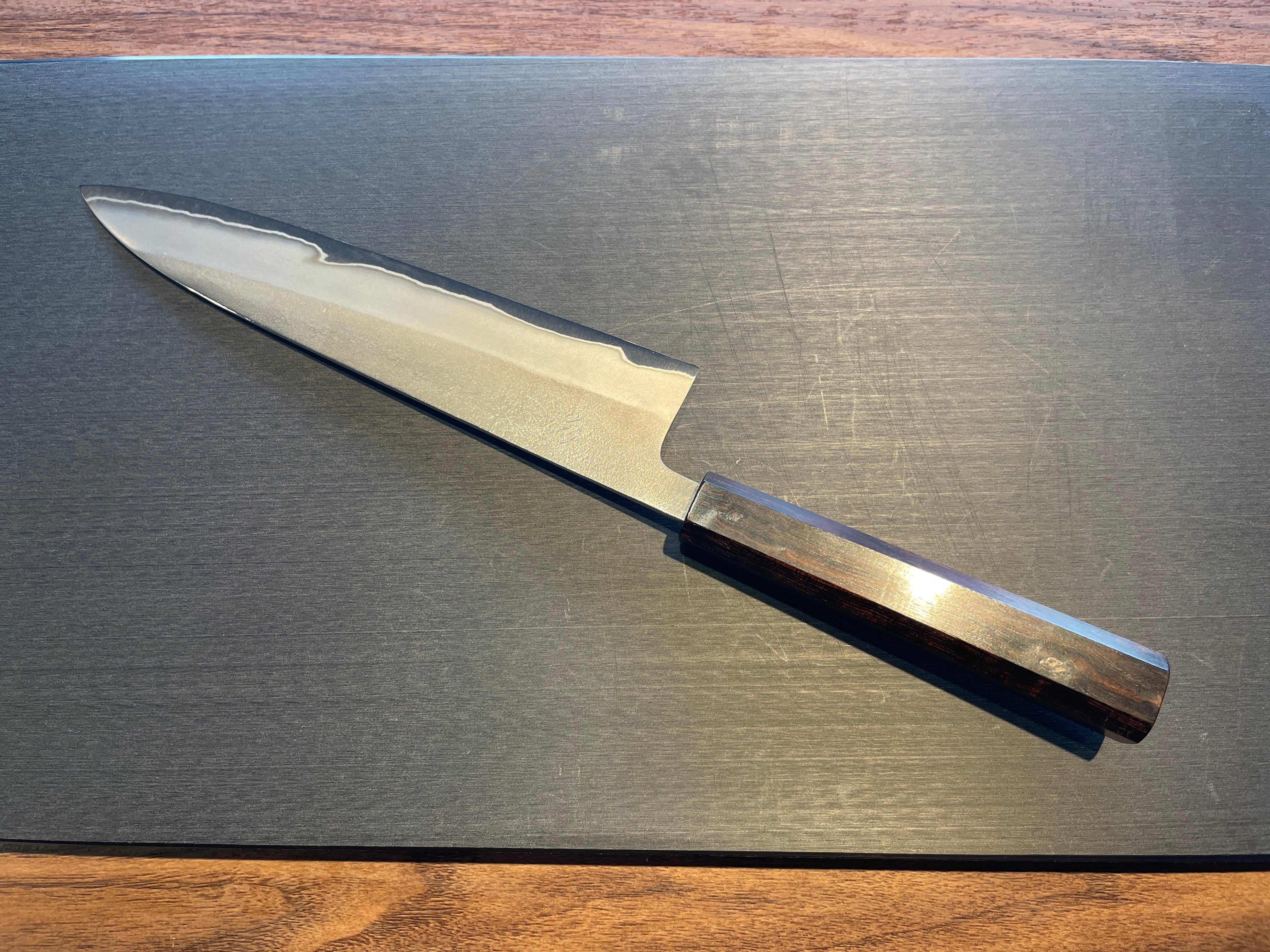 KN0056)初心 吉金 白二鋼梨地 黒檀柄 牛刀210mm | Blacksmith Japan